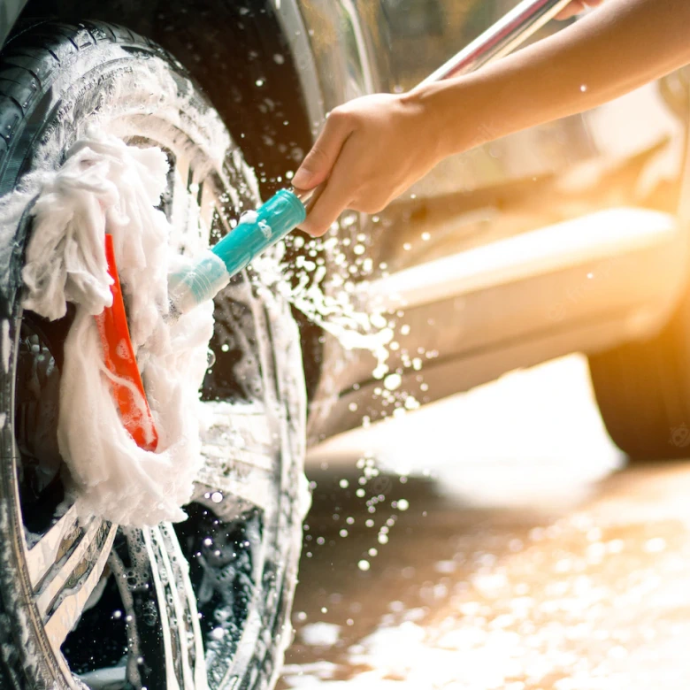 Reinigung einer Autofelge mit Reinigungsbürste